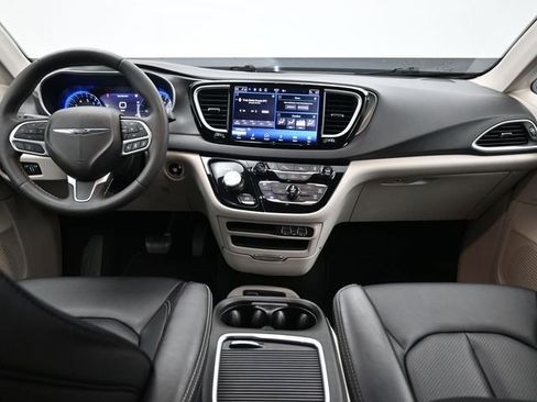 Used 2024 Chrysler Pacifica Touring-L image 15