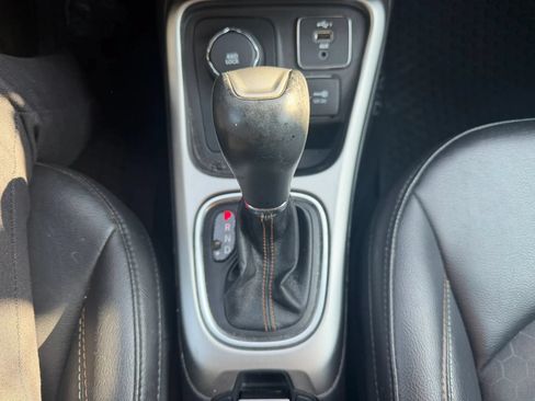 Used 2019 Jeep Compass Latitude w/ Cold Weather Group AWD/4WD image 18