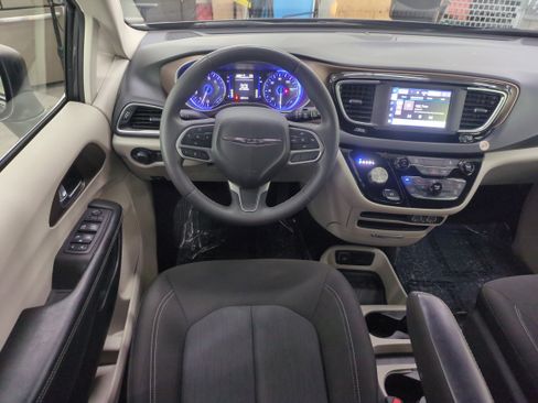 Certified 2022 Chrysler Voyager LX image 17