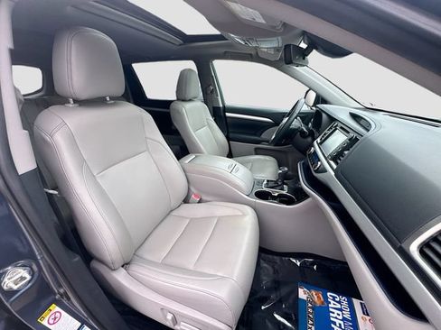 Used 2019 Toyota Highlander XLE AWD/4WD image 29