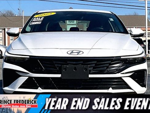 Used 2025 Hyundai Elantra Limited image 2