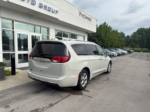 Used 2017 Chrysler Pacifica Touring-L Plus FWD image 3