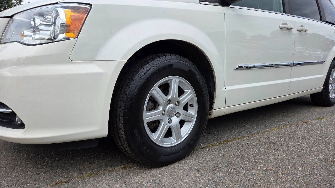 Used 2011 Chrysler Town & Country Touring FWD image 7