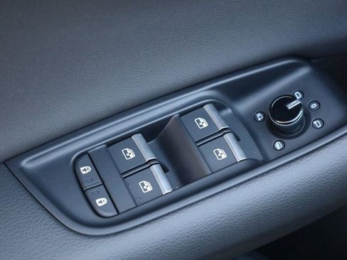 Used 2020 Audi Q8 image 32