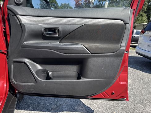 Used 2018 Mitsubishi Outlander ES image 28
