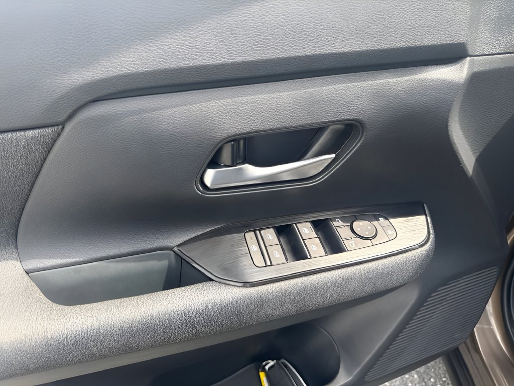 Used 2025 Nissan Kicks SV AWD/4WD image 17