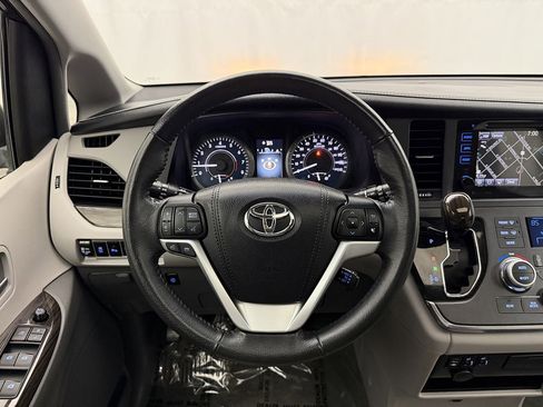 Used 2017 Toyota Sienna XLE image 9