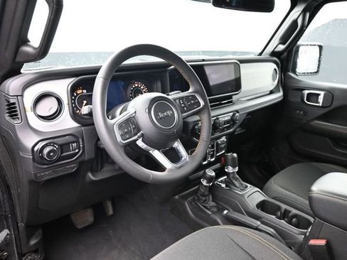 Used 2025 Jeep Wrangler Unlimited Sahara AWD/4WD image 16