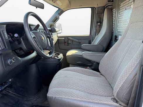 Used 2017 Chevrolet Express 2500 RWD image 10
