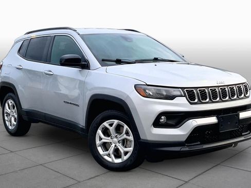 Used 2024 Jeep Compass Latitude AWD/4WD image 3