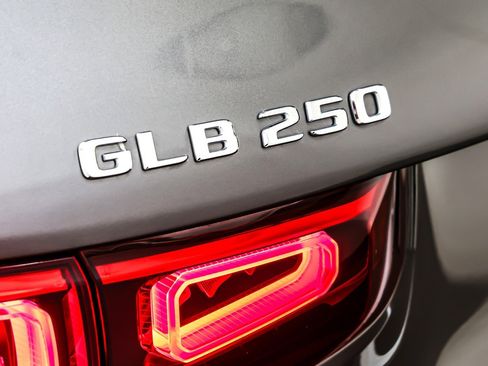 Used 2022 Mercedes-Benz GLB 250 4MATIC image 10