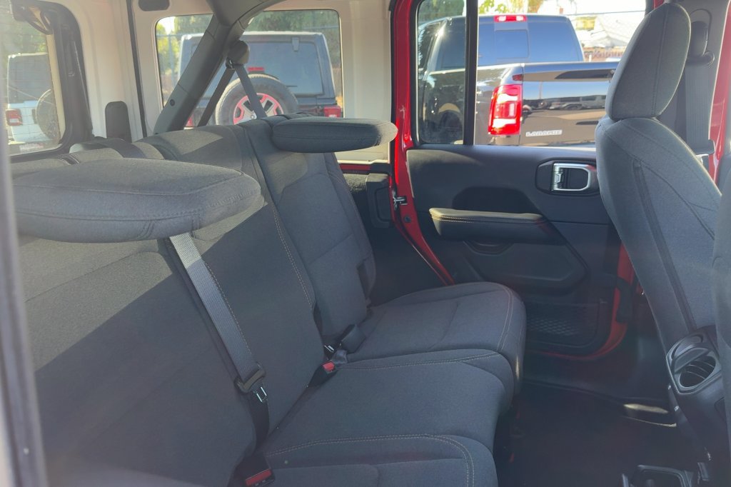 Used 2026 Jeep Wrangler Unlimited Sahara AWD/4WD image 13