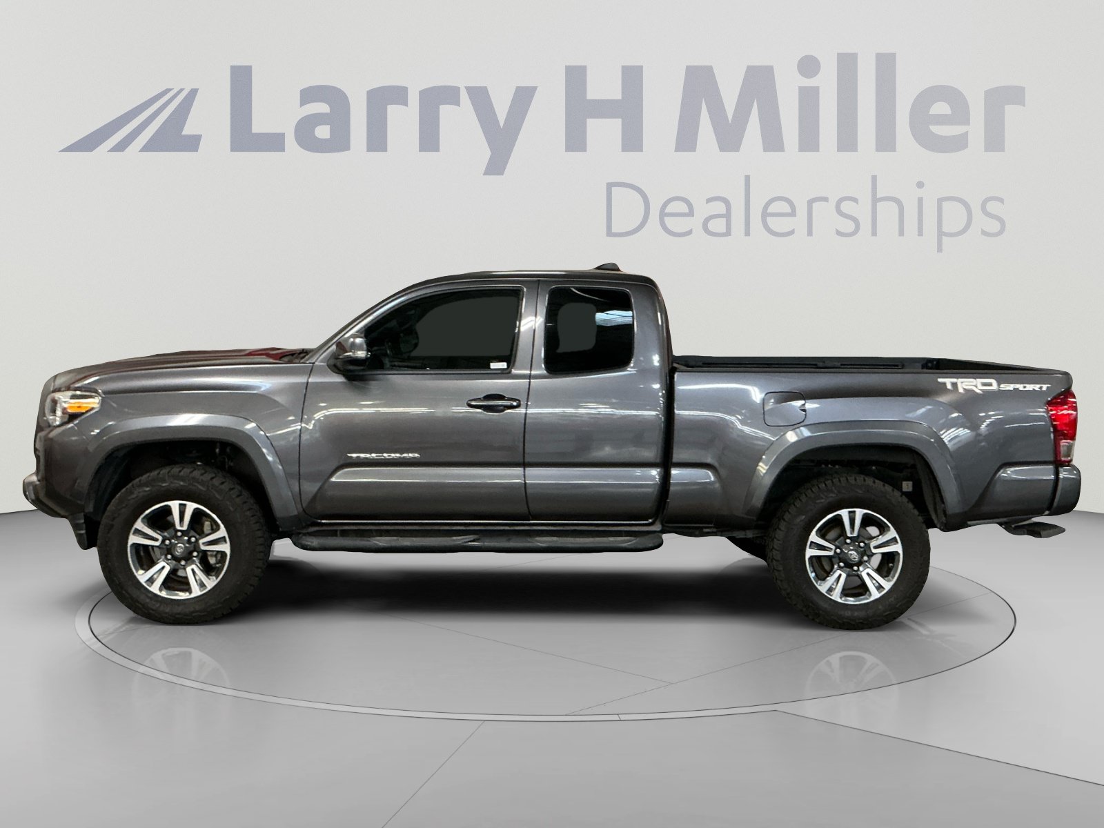 Used 2016 Toyota Tacoma TRD Sport w/ Towing Package RWD image 2