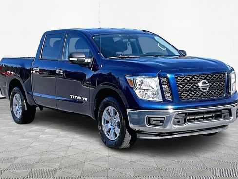 Used 2019 Nissan Titan SV image 2