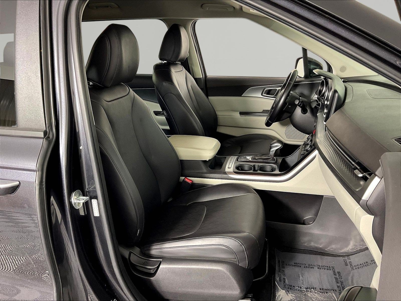 Used 2023 Kia Carnival LX FWD image 28