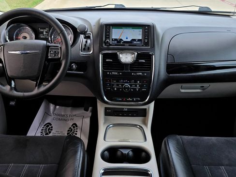 Used 2016 Chrysler Town & Country Limited FWD image 25