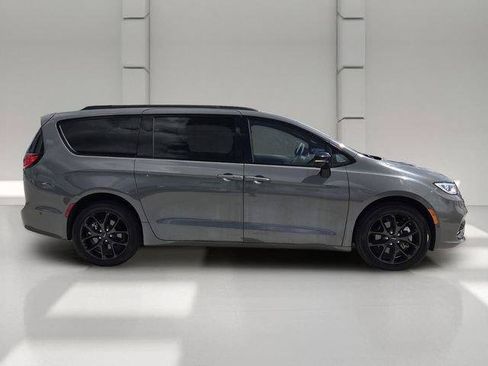 Used 2023 Chrysler Pacifica Limited w/ S Appearance Package AWD/4WD image 6