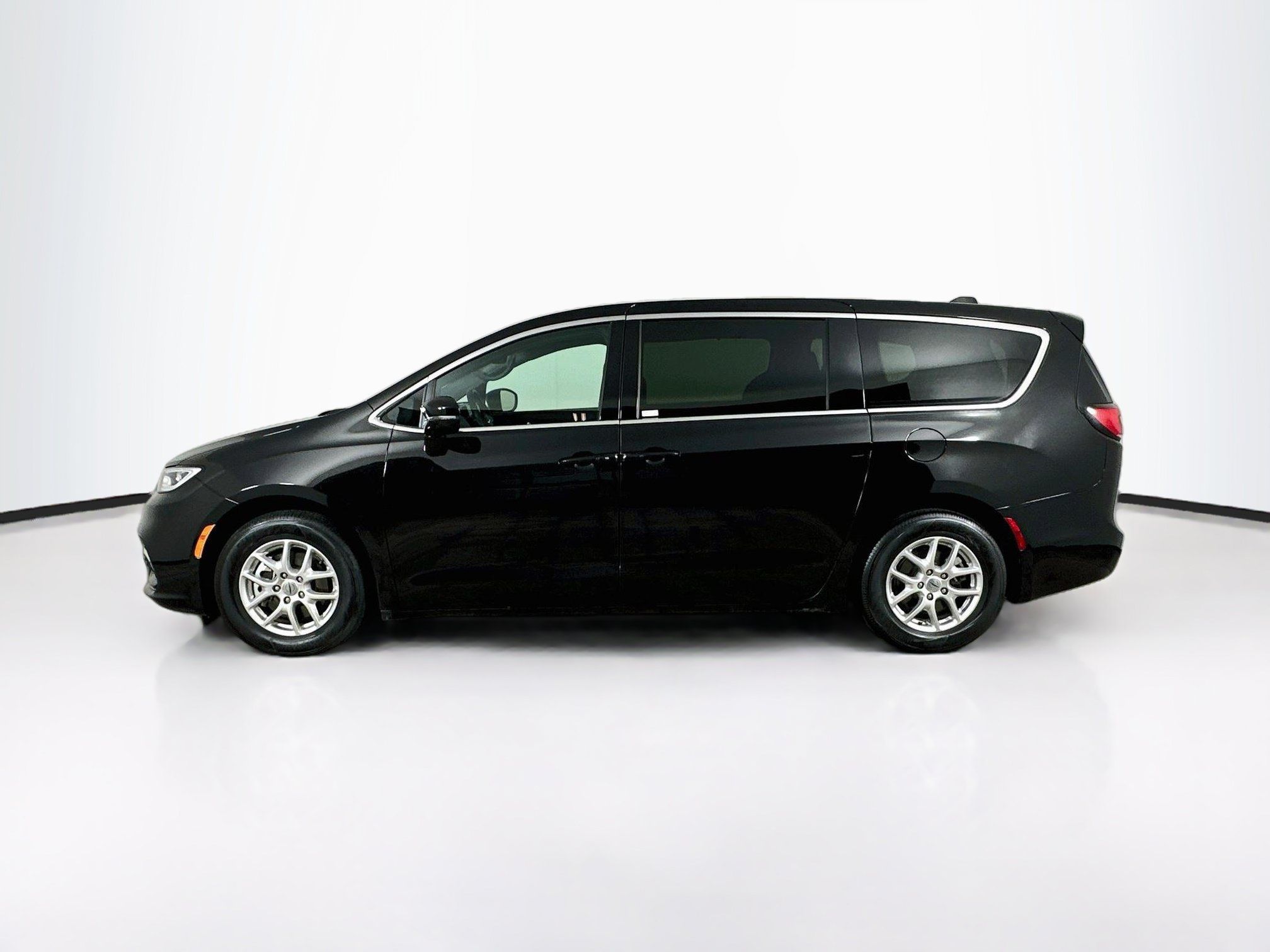 Used 2025 Chrysler Pacifica Select FWD image 4