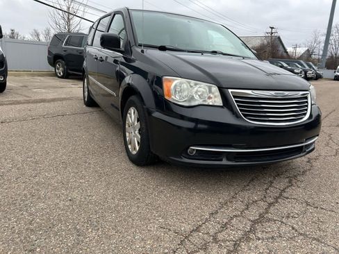 Used 2013 Chrysler Town & Country Touring image 7