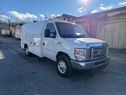 Used 2021 Ford E-350 and Econoline 350 Super Duty w/ Power Windows & Locks Group image 2