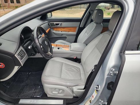 Used 2010 Jaguar XF Luxury image 10