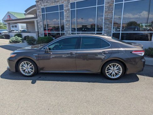 Used 2018 Toyota Camry XLE w/ Audio Package FWD image 2