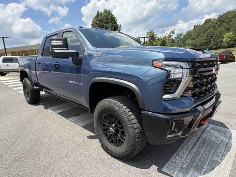 Used 2024 Chevrolet Silverado 2500 ZR2 w/ Technology Package AWD/4WD image 3