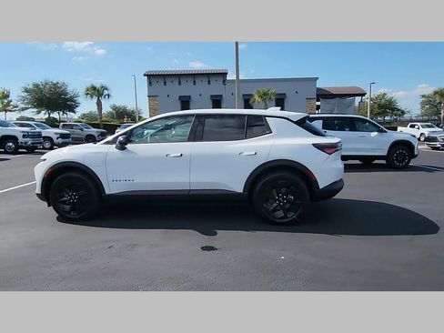 New 2026 Chevrolet Equinox EV LT image 18