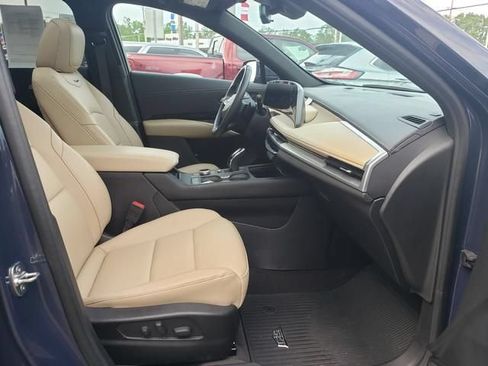 Used 2024 Cadillac XT4 Luxury w/ Cold Weather Package AWD/4WD image 17