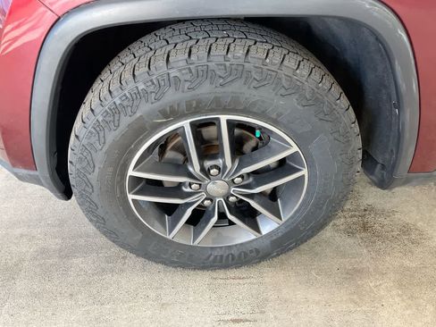 Used 2017 Jeep Grand Cherokee Limited image 10