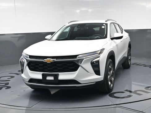 Certified 2025 Chevrolet Trax LT w/ Driver Confidence Package image 11