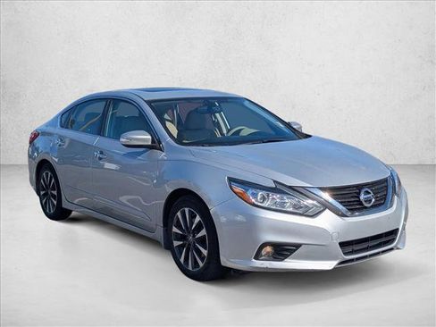 Used 2016 Nissan Altima 2.5 SL w/ Moonroof Package image 3