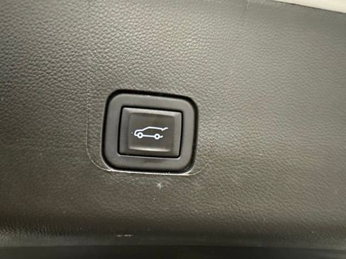 Used 2023 Chevrolet Traverse LT w/ LT Premium Package AWD/4WD image 32