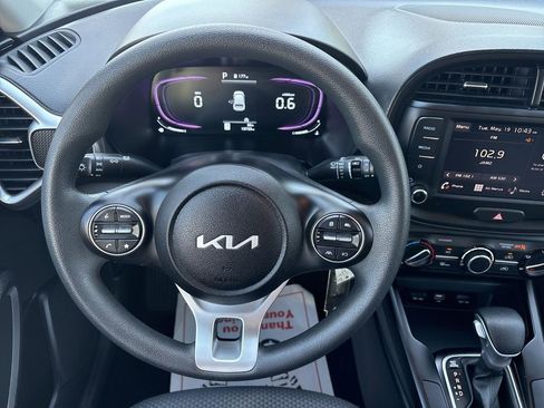 Used 2025 Kia Soul LX w/ LX Technology Package FWD image 18