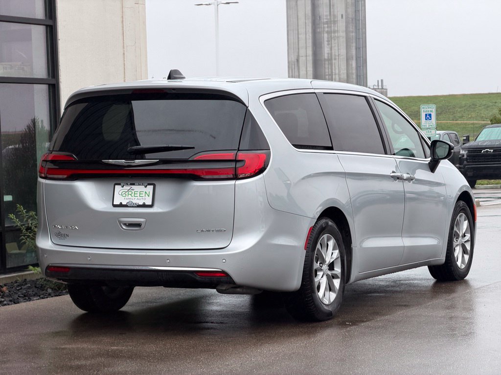 Used 2026 Chrysler Pacifica Limited FWD image 5