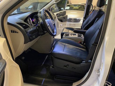 Used 2016 Chrysler Town & Country Touring FWD image 18
