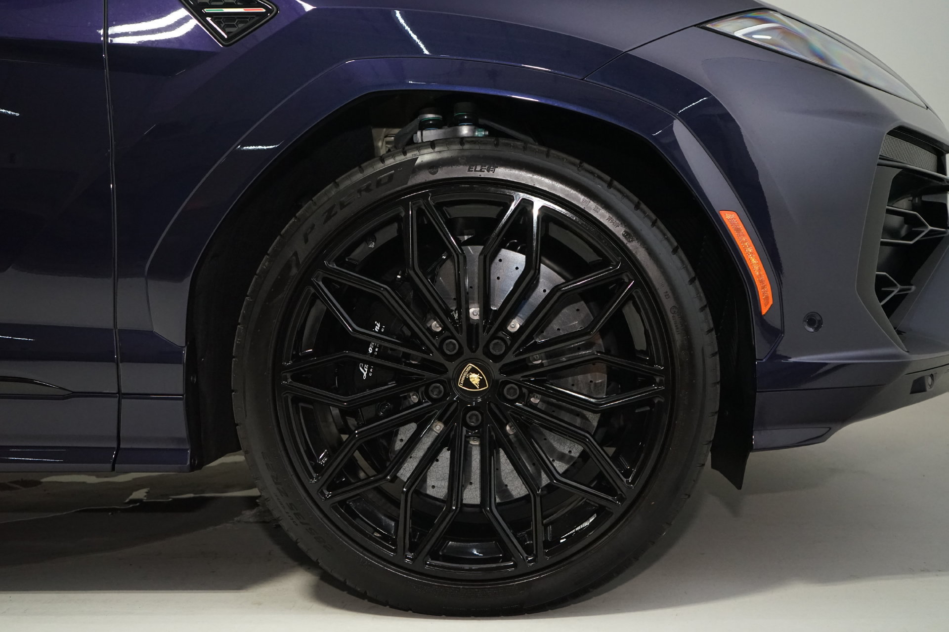 Used 2025 Lamborghini Urus SE AWD/4WD image 36
