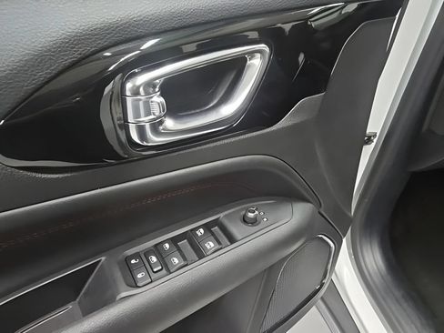 Used 2025 Jeep Compass Trailhawk AWD/4WD image 9