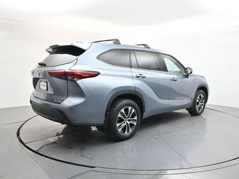 Used 2022 Toyota Highlander XLE AWD/4WD image 7