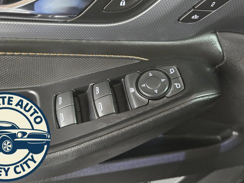 Used 2021 Chevrolet Traverse Premier image 23