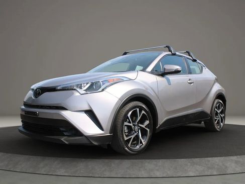 Used 2019 Toyota C-HR XLE image 5