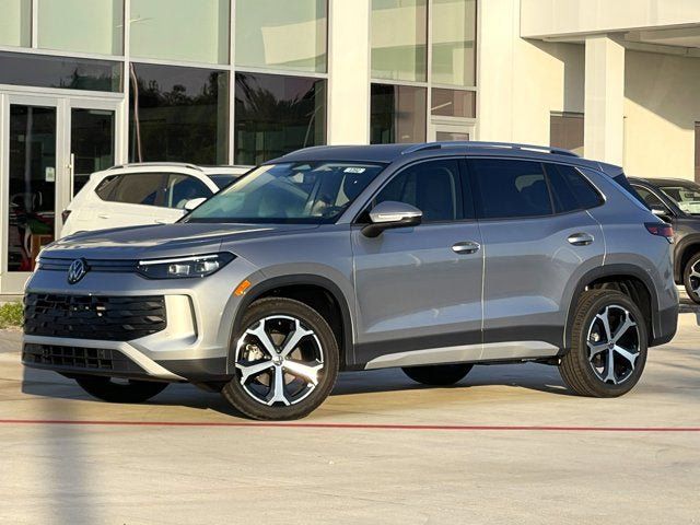 New 2025 Volkswagen Tiguan SE FWD image 1