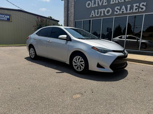Used 2018 Toyota Corolla LE FWD image 2