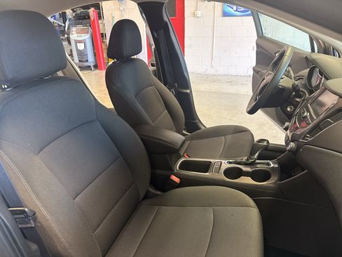 Used 2017 Chevrolet Cruze LT FWD image 22