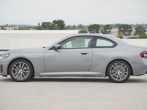 Used 2025 BMW 230i Coupe w/ Convenience Package RWD image 4