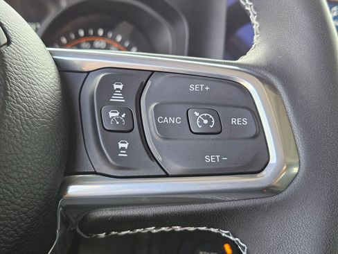 Used 2025 Jeep Wrangler Unlimited Sahara AWD/4WD image 19