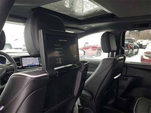 New 2026 Chrysler Pacifica Limited w/ Uconnect Theater Family Group image 12