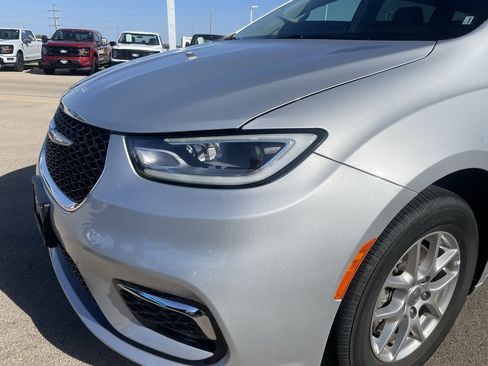 Used 2024 Chrysler Pacifica Touring-L image 27