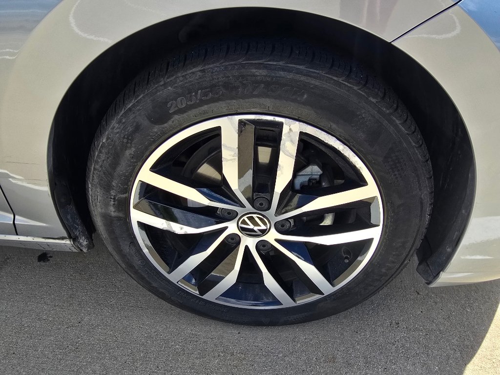 Used 2025 Volkswagen Jetta SE FWD image 10