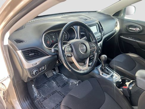 Used 2015 Jeep Cherokee Latitude AWD/4WD image 9